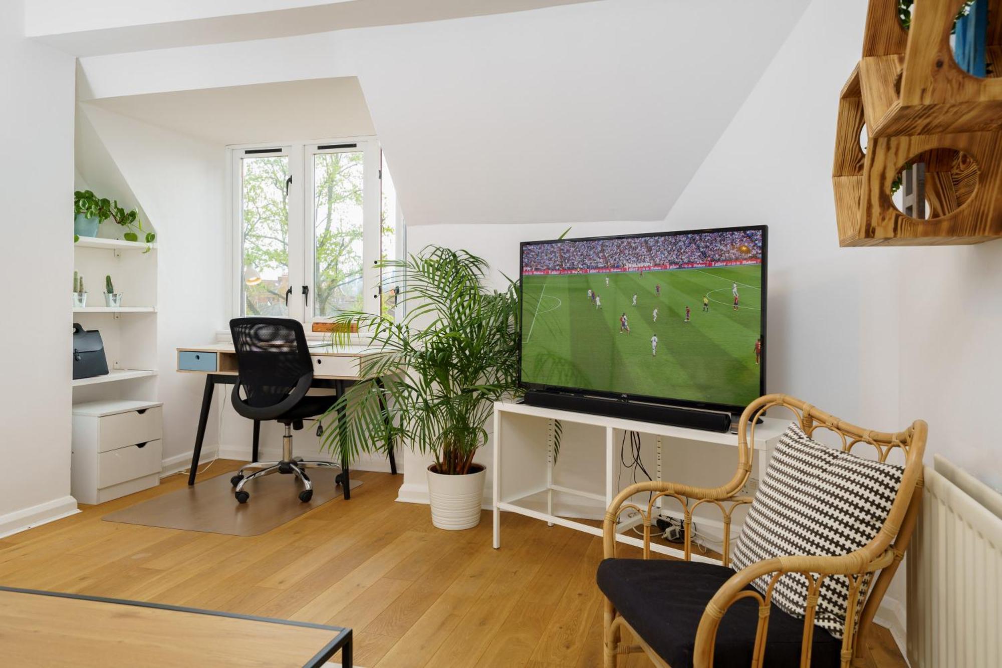 Lovely Apartment In Victoria Park Village Лондон Экстерьер фото